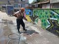 Чистят безобразните драсканици по фасадите на обществените сгради
