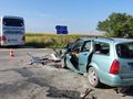 Кола се блъсна в автобус с връщащи се от смяна работници