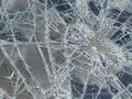 Две стъкла счупени посред нощ заради невърнат заем