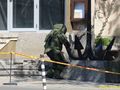 Мъж с бежово яке пет часа държа „Славянска“ в бомбена тревога