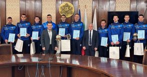 Волейболистите с отборна статуетка „Русе“ и паметни плакети за спечелената национална купа