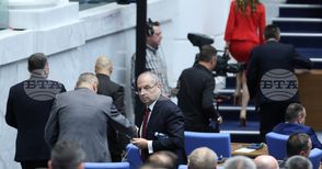 От „Има такъв народ“ напуснаха залата и заявиха, че ще влязат отново, за да гласуват „за“ оставката на Росен Желязков