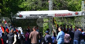 Фестивалът "Божурите" край кубратското село Беловец събра на една сцена изпълнители от България и Румъния