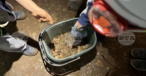 Деца от клуб за млади пещерняци в Дряново събират стотинки от пещерата "Бачо Киро", които вредят на обекта