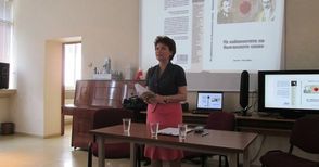 Учителка подарява книгата си на български училища зад граница