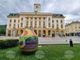 Ученици от художествената гимназия в Сливен изрисуваха великденски яйца за празничната украса в града