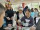 „Живото човешко съкровище“ Николинка Ангелова учи деца в Разград как се боядисват яйца с природни багрила