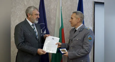 Началникът на Военното окръжие в Русе полковник Васил Петров&nbsp;  бе удостоен с плакет от областния управител Драгомир Драганов&nbsp;