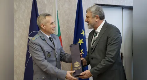 Началникът на Военното окръжие в Русе полковник Васил Петров&nbsp;  бе удостоен с плакет от областния управител Драгомир Драганов&nbsp;