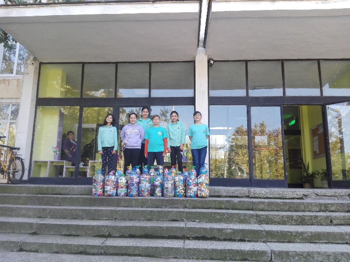 Нови 183 кг пластмасови капачки доближават Мими до мечтаната количка