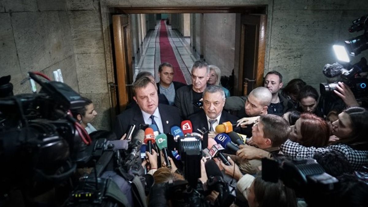След Коалиционния съвет: Каракачанов против оставката на Валери Симеонов