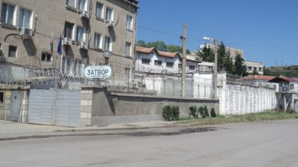 Затворник с 34 присъди си прекара незаконно ток в килията