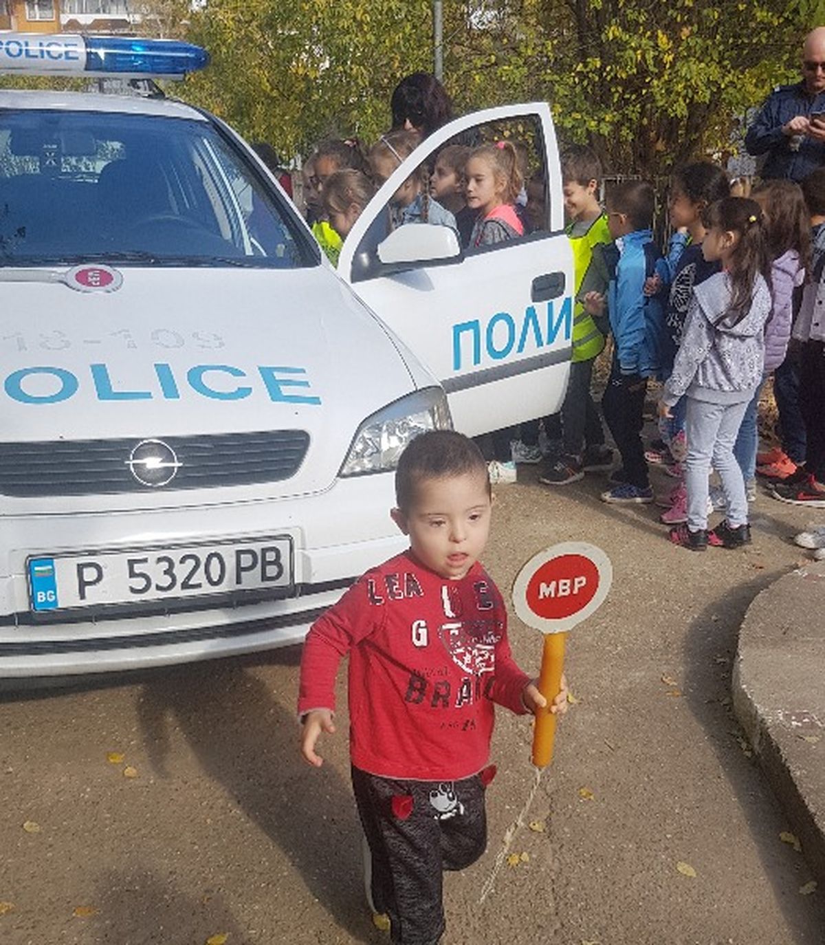 Полицейска кола паркира в двора  на „Снежанка“ за радост на децата