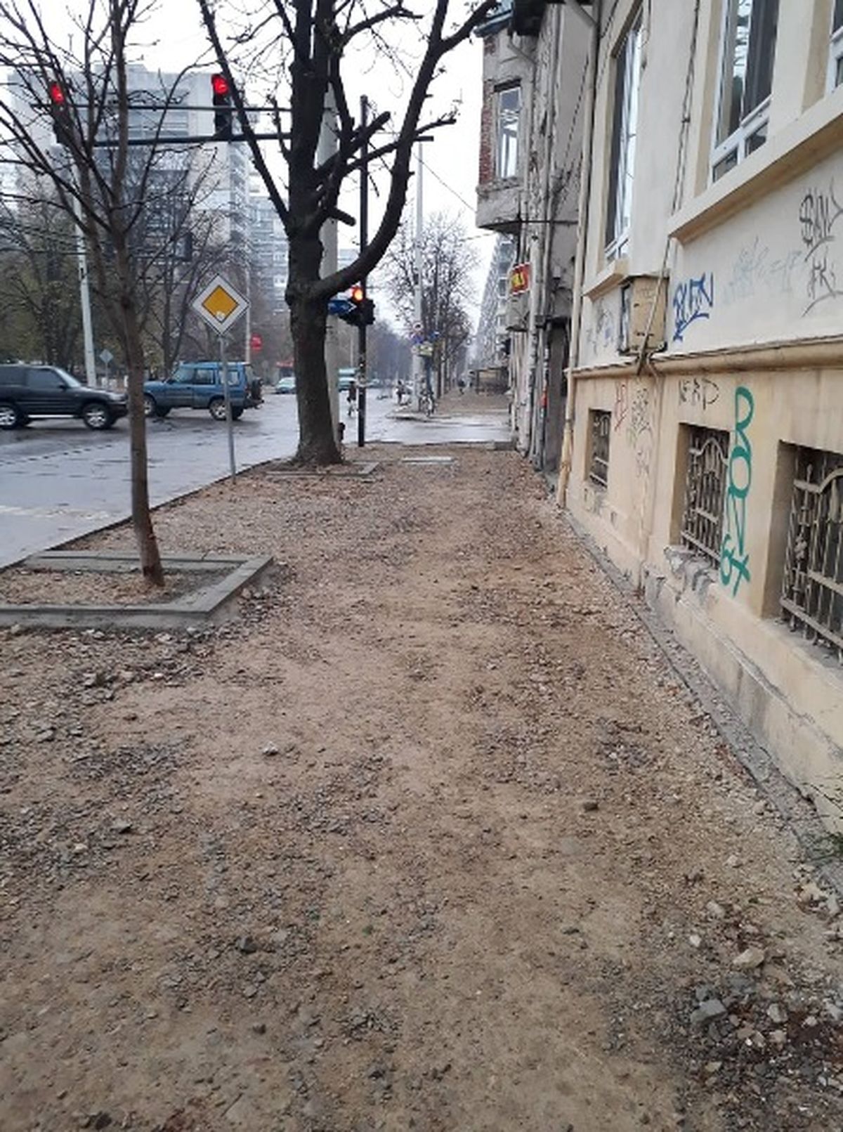 Преди три седмици работници зарязали разкопания тротоар по „Борисова“