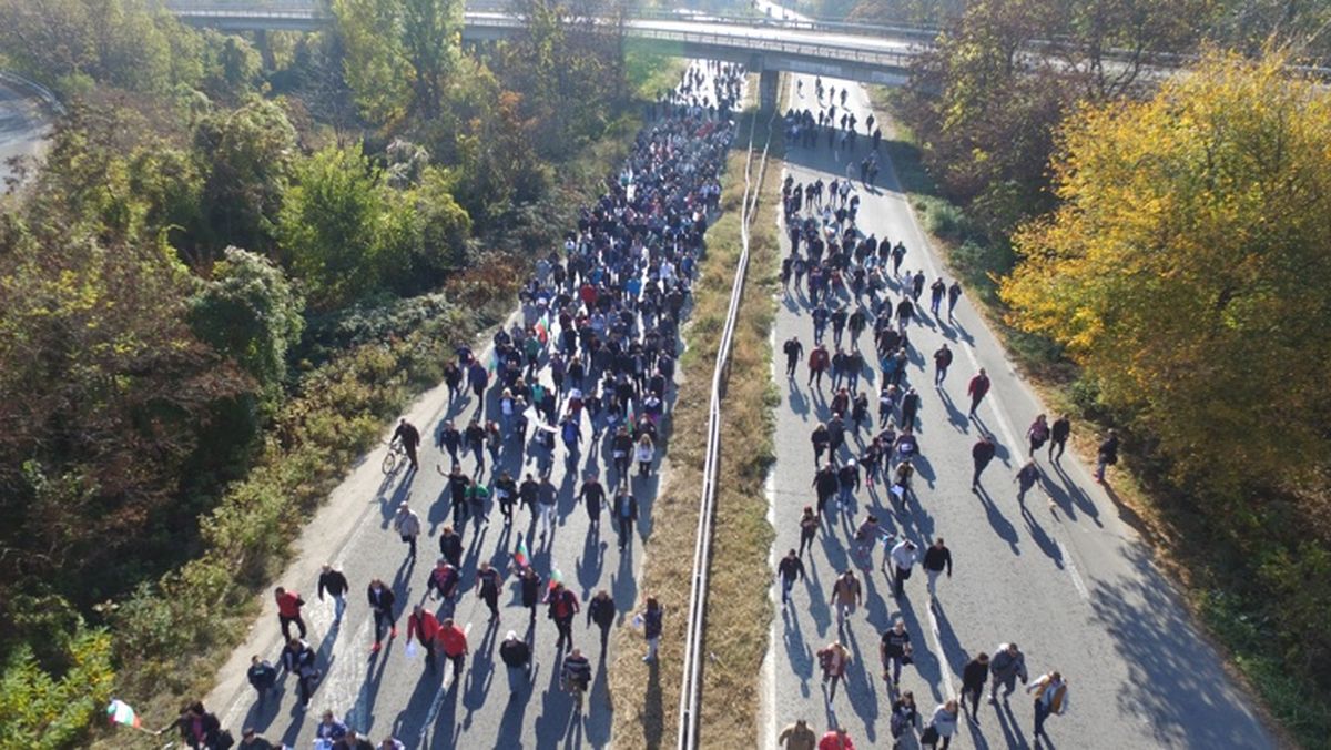 Протестиращи затвориха пътя Казанлък – Стара Загора, тръгнаха към АМ „Тракия”
