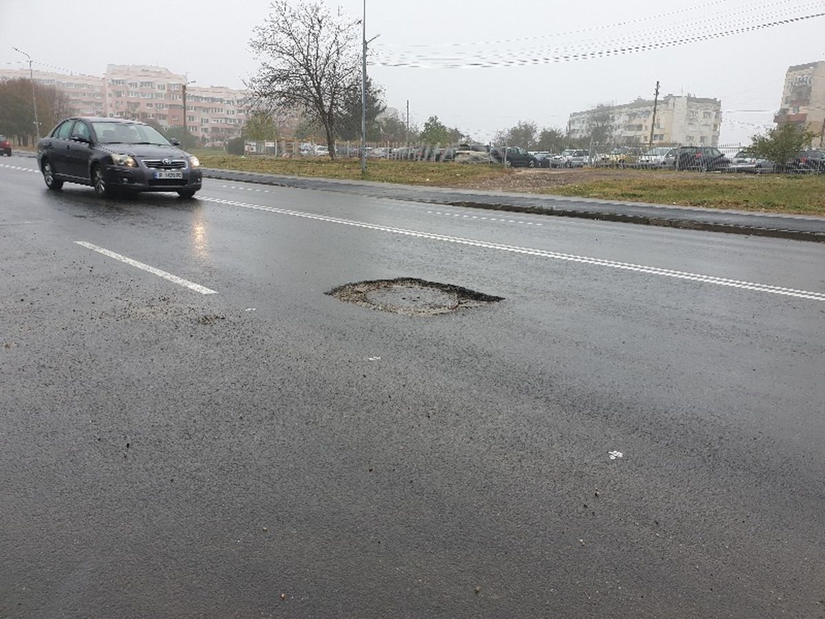 Опасна пропадаща шахта дебне  по оживена улица в „Чародейка“