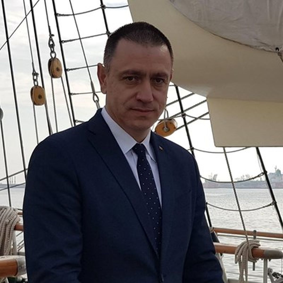 Румънският министър на отбраната подаде оставка