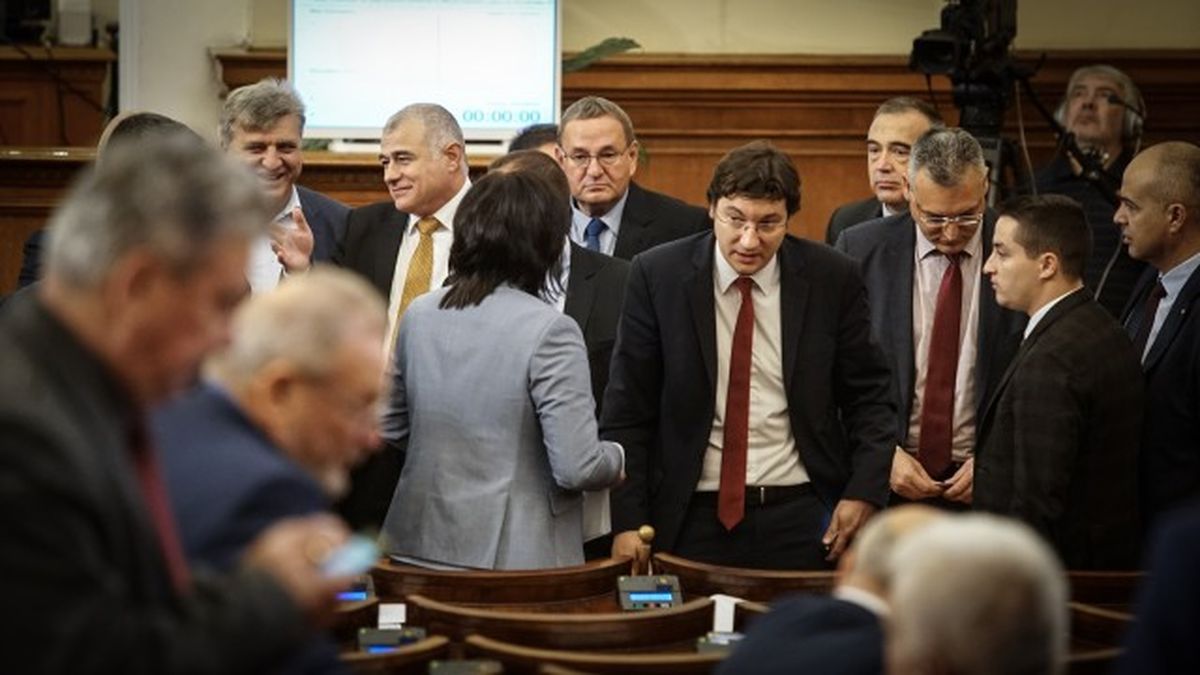 Депутатите се изпокараха преди гласуването на оставката на Валери Симеонов