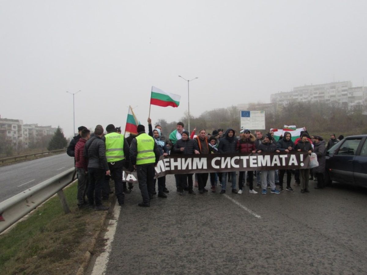 Протест спира за кратко движението към Дунав мост