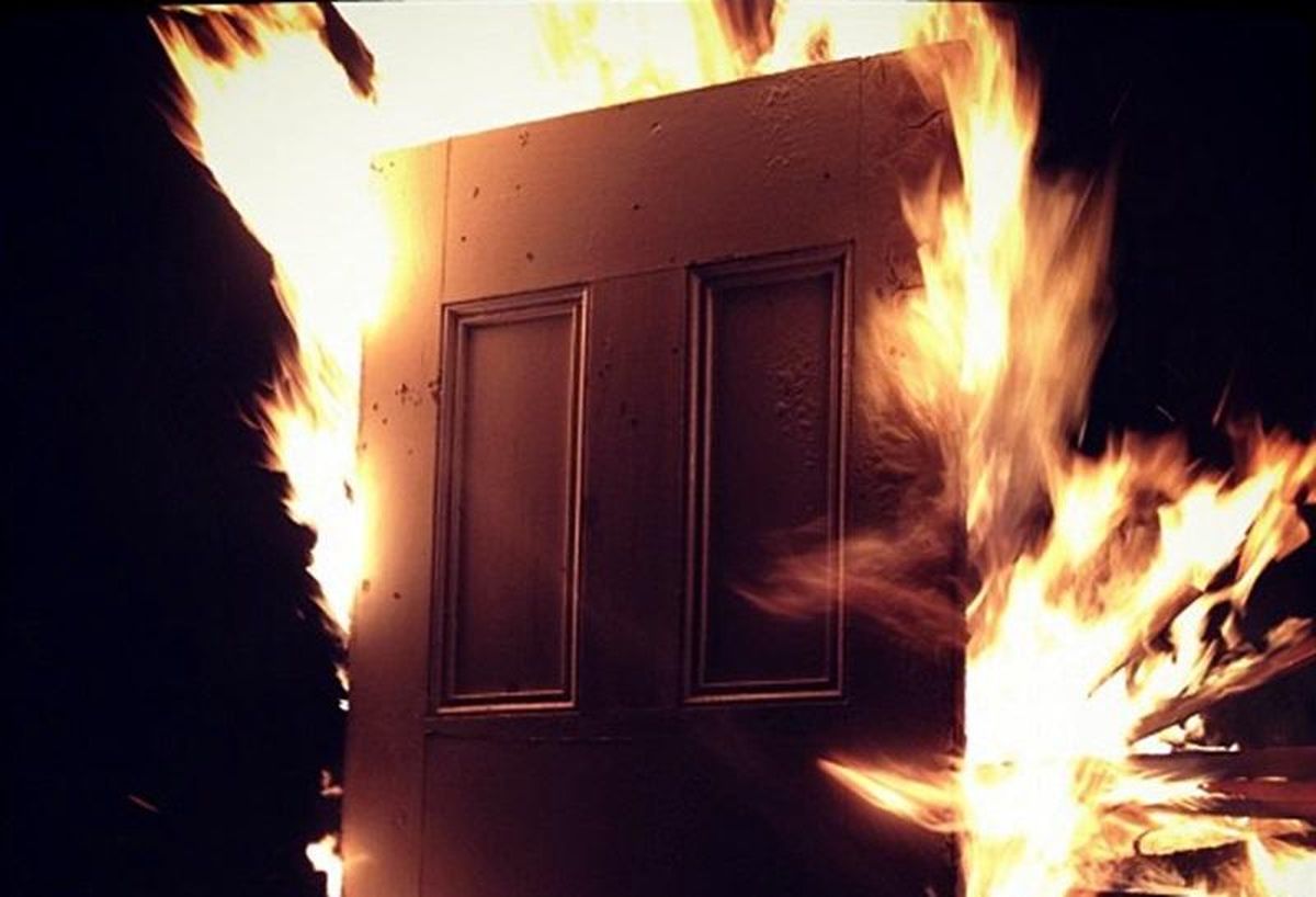 Odetari doors 2. Doorway to Hell. Doorway to Hell Doctor who. Фигура Дорс горит. Metallica back Door to Hell.