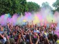 Цветен прах обсипа кея на младежки фестивал