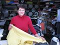 Украинка в Израел учи Гюла на тънкостите на шивашкия занаят