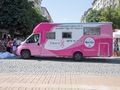 Розовият кемпер на Нана Гладуиш идва в подкрепа на жените с рак на гърдата
