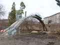 200-тонен кран демонтира арката на пасарелката при Облеклото