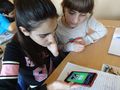 Петокласници отговарят в час по английски през личните си телефони