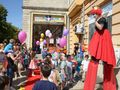 Червена кралица на кокили посрещна малките зрители в приказен Куклен театър