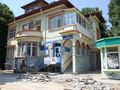 Разкопаният тротоар затруднява пациентите на Медицински център 1 на „Борисова“