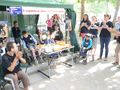 Майки слагат бали слама в палатки, докато депутатите почиват на Бали
