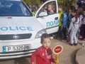 Полицейска кола паркира в двора  на „Снежанка“ за радост на децата