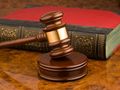 Мъж осъди Общината за изкълчен от „играещи“ плочки глезен