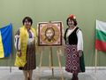 Румънски художнички рисуват икони върху стъкло като старите майстори