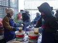 „Коледа за всички русенци“ зарадва  стотици с топла храна и дрехи