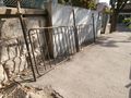 Метална ограда чака месеци да я  върнат на мястото й след ремонт