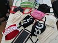Преподавателите в Гимназията по облекло шият предпазни маски за училищата