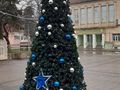 Щедро украсена петметрова елха донесе празничния дух в центъра на Ветово