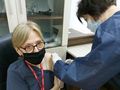 25 медици в болница „Канев“  получиха първата доза ваксина
