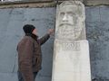 Лед застрашава единствения паметник на Ботев в Русе