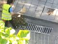 „Нелсен“ уволни чистачката, която тъпчеше боклук в шахта