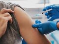 Доброволци на БЧК раздават боршури за ползите от ваксините срещу К-19