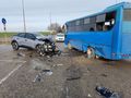 Трима пострадаха при удар на автомобил в автобус при „Джъмбо“