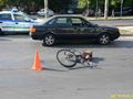 Кола блъсна изскочил на червено велосипедист