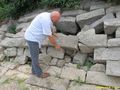 Каменни блокове падат от вековна кейова стена