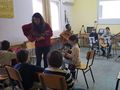 Деца се пробваха в ролята на  начинаещи пианисти и китаристи
