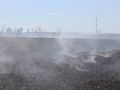 Плаващ кран прехвърля в нова баржа въглищата