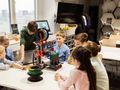 Сглобяване на тротинетки, шиене с  електропроводима нишка - проект за деца разкрива чудесата на инженерството