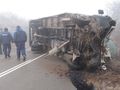 Камион се обърна на необработен срещу лед от Община Иваново път